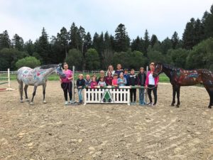 glückliche Kinder bemalte Pferde